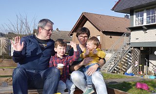 Fabian Dreier (v.l.) mit seinem Sohn Niklas, seiner Frau Tanja und seinem jüngsten Sohn Erik im Sandkasten des eigenen Gartens. - Jule Barmwater Fabian Dreier (v.l.) mit seinem Sohn Niklas, seiner Frau Tanja und seinem jüngsten Sohn Erik im Sandkasten des eigenen Gartens. - Jule Barmwater