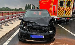 Das Auto der Frau aus Kirchlengern war nicht mehr fahrbereit und musste abgeschleppt werden. - Polizei Das Auto der Frau aus Kirchlengern war nicht mehr fahrbereit und musste abgeschleppt werden. - Polizei
