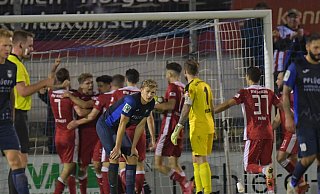 Während RW Ahlen den 2:2-Ausgleich feiert, kann der Wiedenbrücker 1:0-Torschütze Bjarne Pudel den Spielverlauf nicht fassen. - Jens Dünhölter Während RW Ahlen den 2:2-Ausgleich feiert, kann der Wiedenbrücker 1:0-Torschütze Bjarne Pudel den Spielverlauf nicht fassen. - Jens Dünhölter