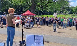 Etwa 100 Besucherinnen und Besucher waren zur Kundgebung im Steinmeisterpark gekommen. Hier hält Nancy Nancy Partzsch von der Initiative 9. November ihre Rede. - Peter Heidbrink Etwa 100 Besucherinnen und Besucher waren zur Kundgebung im Steinmeisterpark gekommen. Hier hält Nancy Nancy Partzsch von der Initiative 9. November ihre Rede. - Peter Heidbrink