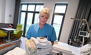 Wie im Hotel: Pflegekraft Andrea Schindel in einem der 13 großzügigen Patientenzimmer mit Balkon, Sitzecke, Minibar, kostenlosem Wäscheservice und weiteren Annehmlichkeiten. - Barbara Franke Wie im Hotel: Pflegekraft Andrea Schindel in einem der 13 großzügigen Patientenzimmer mit Balkon, Sitzecke, Minibar, kostenlosem Wäscheservice und weiteren Annehmlichkeiten. - Barbara Franke