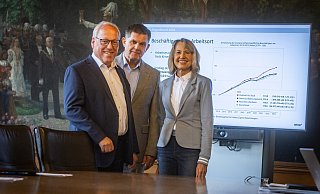 Die Bielefelder Wirtschaft verzeichnet einen Aufwärtstrend, zeigen Pit Clausen (v.l.), Gregor Moss und Brigitte Meier. - Mike-Dennis Mller / www.mdm.photo Die Bielefelder Wirtschaft verzeichnet einen Aufwärtstrend, zeigen Pit Clausen (v.l.), Gregor Moss und Brigitte Meier. - Mike-Dennis Mller / www.mdm.photo