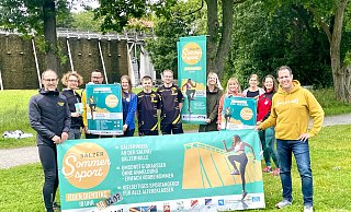 MIt Vorfreude in den Sälzer Sommersport gehen (v. l.) Thomas Real (Stadtsportverband), Lukas Michalski (Stadt Salzkotten), Thorsten Jaspert (VfB Salzkotten), Antonia Kaup (SV Hederborn Upsprunge), Timotheus Schnietz , Martin Franke (beide VfB Salzkotten), Stefanie Klenke (Stadt Salzkotten), Lea Schmigelski (Sälzer Physio), Mareike Berkemeier (Mareike-Yoga), Verena Krick (SC Rot Weiß Verne) und Christian Enders (Hederlab). - Carola Drabon MIt Vorfreude in den Sälzer Sommersport gehen (v. l.) Thomas Real (Stadtsportverband), Lukas Michalski (Stadt Salzkotten), Thorsten Jaspert (VfB Salzkotten), Antonia Kaup (SV Hederborn Upsprunge), Timotheus Schnietz , Martin Franke (beide VfB Salzkotten), Stefanie Klenke (Stadt Salzkotten), Lea Schmigelski (Sälzer Physio), Mareike Berkemeier (Mareike-Yoga), Verena Krick (SC Rot Weiß Verne) und Christian Enders (Hederlab). - Carola Drabon