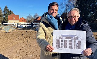 Schon bald sollen hier aber nach den Plänen von Maximilian (l.) und Herbert Winter zwei Häuser entstehen. Hier präsentieren sie die Südansicht des Hauses, das an der Detmolder Straße (auf der Grafik oben) gebaut wird. - Eike J. Horstmann Schon bald sollen hier aber nach den Plänen von Maximilian (l.) und Herbert Winter zwei Häuser entstehen. Hier präsentieren sie die Südansicht des Hauses, das an der Detmolder Straße (auf der Grafik oben) gebaut wird. - Eike J. Horstmann