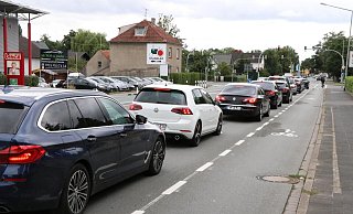 Der neue Radschutzstreifen entlang der Detmolder Straße von der Lemgoer Straße bis zum Schäferweg führt in diesem Bereich dazu, dass für Autos nur noch eine Spur zur Verfügung steht. - Holger Kosbab Der neue Radschutzstreifen entlang der Detmolder Straße von der Lemgoer Straße bis zum Schäferweg führt in diesem Bereich dazu, dass für Autos nur noch eine Spur zur Verfügung steht. - Holger Kosbab
