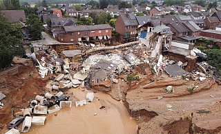 Eine Drohnen-Aufnahme zeigt das Ausmaß der Zerstörung nach dem Unwetter. In der Nacht vom 14. auf den 15. Juli 2021 verwüstet eine Jahrhundertflut Teile von Nordrhein-Westfalen, 49 Menschen kamen ums Leben. - David Young/dpa Eine Drohnen-Aufnahme zeigt das Ausmaß der Zerstörung nach dem Unwetter. In der Nacht vom 14. auf den 15. Juli 2021 verwüstet eine Jahrhundertflut Teile von Nordrhein-Westfalen, 49 Menschen kamen ums Leben. - David Young/dpa