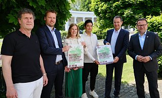Stecken mitten in den Vorbereitungen für den Parklichter-Samstag: Markus Kallerle (v. l./Flash Art), Stephan Oberwörder (Volksbank), Beate Krämer (Staatsbad gmbH), Barnd Duong (Villa Q.), Andreas Schwarze (Stadtwerke) und Bürgermeister Lars Bökenkröger. - Nicole Bliesener Stecken mitten in den Vorbereitungen für den Parklichter-Samstag: Markus Kallerle (v. l./Flash Art), Stephan Oberwörder (Volksbank), Beate Krämer (Staatsbad gmbH), Barnd Duong (Villa Q.), Andreas Schwarze (Stadtwerke) und Bürgermeister Lars Bökenkröger. - Nicole Bliesener