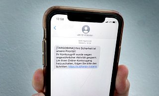 Beim "Smishing" wollen Betrüger über SMS personenbezogene Identifikations- oder Zugangsdaten abfischen. - Andreas Frücht Beim "Smishing" wollen Betrüger über SMS personenbezogene Identifikations- oder Zugangsdaten abfischen. - Andreas Frücht