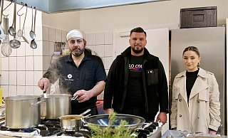 Das Team vom Restaurant Dilruba möchte die Gäste mit Indischer Küche verwöhnen. Von links: Koch Harpal Singh bei der Zubereitung einer würzigen Soße mit Muneeb Ahmad Tahir und Geschäftsführerin Monika Kort. - Copyright 2024 Wencke Meckenstock . All rights reserved. Das Team vom Restaurant Dilruba möchte die Gäste mit Indischer Küche verwöhnen. Von links: Koch Harpal Singh bei der Zubereitung einer würzigen Soße mit Muneeb Ahmad Tahir und Geschäftsführerin Monika Kort. - Copyright 2024 Wencke Meckenstock . All rights reserved.