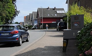 Seit dem vergangenen Freitag steht der Blitzer an der Haller Straße - sehr zur Freude der Anlieger. - Anja Hanneforth Seit dem vergangenen Freitag steht der Blitzer an der Haller Straße - sehr zur Freude der Anlieger. - Anja Hanneforth