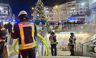 Über Stunden hatte der Brand im Jahnplatzforum die Feuerwehrleute beschäftigt. - Barbara Franke Über Stunden hatte der Brand im Jahnplatzforum die Feuerwehrleute beschäftigt. - Barbara Franke