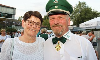 Hans-Christian „Hansi“ Lummer erfüllte sich 2018 einen Traum. Gemeinsam mit seiner Frau Gaby besteigt er den Kaiserthron in Sudhagen. 1990 waren sie zum ersten Mal Repräsentanten der Heinrich-Schützen. Darauf wurde Lummer noch Bezirkskönig und im Jahr 2019 in Schloß Neuhaus auch Bundeskönig. - Regina Brucksch Hans-Christian „Hansi“ Lummer erfüllte sich 2018 einen Traum. Gemeinsam mit seiner Frau Gaby besteigt er den Kaiserthron in Sudhagen. 1990 waren sie zum ersten Mal Repräsentanten der Heinrich-Schützen. Darauf wurde Lummer noch Bezirkskönig und im Jahr 2019 in Schloß Neuhaus auch Bundeskönig. - Regina Brucksch