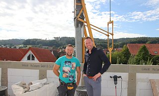 Juri Kletke (r.) und Baumeister Konstantin Eifert auf dem Dach des Neubaus am Jägerbach, dahinter das Wiehengebirge. - Felix Schwien Juri Kletke (r.) und Baumeister Konstantin Eifert auf dem Dach des Neubaus am Jägerbach, dahinter das Wiehengebirge. - Felix Schwien