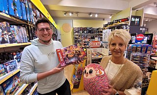 Lego-Spielzeug und Plüschtiere gehen derzeit besonders gut über den Ladentisch. Das sagen Christian Bohnenkamp, Geschäftsführer des Spielzeugladens Hornschu, und Mitarbeiterin Simone Korpusch. - Florian Weyand Lego-Spielzeug und Plüschtiere gehen derzeit besonders gut über den Ladentisch. Das sagen Christian Bohnenkamp, Geschäftsführer des Spielzeugladens Hornschu, und Mitarbeiterin Simone Korpusch. - Florian Weyand