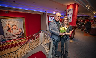 Der Theaterunternehmer und Geschäftsführer Knut Schakinnis mit der Intendantin der Komödie, Valerie Findt im Theaterfoyer während der allerletzten Vorstellung. Sie verlassen Bielefeld. - Mike-Dennis Müller / www.mdm.photo Der Theaterunternehmer und Geschäftsführer Knut Schakinnis mit der Intendantin der Komödie, Valerie Findt im Theaterfoyer während der allerletzten Vorstellung. Sie verlassen Bielefeld. - Mike-Dennis Müller / www.mdm.photo