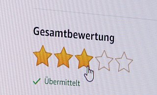 Wer einem anderen schaden will, kann ihn im Internet bewusst schlecht bewerten. Wenn dann auch noch eine unsachliche oder gar beleidigende Rezension hinzukommt, kann daraus schnell ein Termin vor Gericht werden. - Jennifer Weese/dpa Wer einem anderen schaden will, kann ihn im Internet bewusst schlecht bewerten. Wenn dann auch noch eine unsachliche oder gar beleidigende Rezension hinzukommt, kann daraus schnell ein Termin vor Gericht werden. - Jennifer Weese/dpa