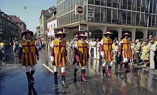Die Jubelhennesse erblickten im Jubiläumsjahr 1971 das Licht des Liborifestes. Zu ihren Aufgaben gehörte nicht nur die Bewirtung beim Bierbrunnen, sondern auch die Begleitung des Europazuges, hier 1975 in der Heiersstraße. - Stadt- und Kreisarchiv Paderborn Die Jubelhennesse erblickten im Jubiläumsjahr 1971 das Licht des Liborifestes. Zu ihren Aufgaben gehörte nicht nur die Bewirtung beim Bierbrunnen, sondern auch die Begleitung des Europazuges, hier 1975 in der Heiersstraße. - Stadt- und Kreisarchiv Paderborn