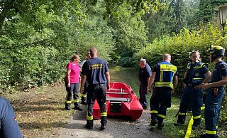 In der Elverdisser Straße soll sich ein Hund auf ein Plateau zwischen Wassermassen gerettet haben. Die Feuerwehr sucht mit einem Boot nach ihm. - Claus Frickemeier In der Elverdisser Straße soll sich ein Hund auf ein Plateau zwischen Wassermassen gerettet haben. Die Feuerwehr sucht mit einem Boot nach ihm. - Claus Frickemeier