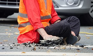 Mit diesem Stück Asphalt an der Hand landete dieser Aktivist nach seiner Befreiung in einer Polizeizelle. - Paul Brinkmann Mit diesem Stück Asphalt an der Hand landete dieser Aktivist nach seiner Befreiung in einer Polizeizelle. - Paul Brinkmann