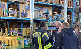Feuerwehr und Polizei stehen vor einem Laufgeschäft: Ein Mann ist auf der Pollhans-Kirmes (Kreis Gütersloh) aus einem Laufgeschäft gestürzt und gestorben. - Christian Müller/Westfalennews/dpa Feuerwehr und Polizei stehen vor einem Laufgeschäft: Ein Mann ist auf der Pollhans-Kirmes (Kreis Gütersloh) aus einem Laufgeschäft gestürzt und gestorben. - Christian Müller/Westfalennews/dpa