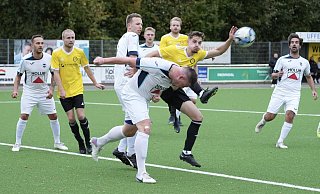 Die Wellensieker Florian Lotthammer (v.l. gelbe Trikots) und Moritz Schmidt schauen genau hin, wie sich Kollege Christian Siemens gegen Rietbergs Marc Birkenhake anstellt. Am Ende freute sich der VfR über einen 2:1-Heimerfolg. - Peter Unger Die Wellensieker Florian Lotthammer (v.l. gelbe Trikots) und Moritz Schmidt schauen genau hin, wie sich Kollege Christian Siemens gegen Rietbergs Marc Birkenhake anstellt. Am Ende freute sich der VfR über einen 2:1-Heimerfolg. - Peter Unger