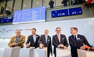 Drückten den Buzzer, um symbolisch die Anzeigetafeln einzuschalten: Josef Dolp (Chief Operating Officer Deutsche Hospitality), Stephan Boleslawsky (Leitung Personenbahnhöfe DB Infrago im Regionalbereich West), Heinz Hillebrand (Geschäftsführer PB1), Bürgrmeister Michael Dreier und NRW-Staatssekretär Daniel Sieveke. - Besim Mazhiqi Drückten den Buzzer, um symbolisch die Anzeigetafeln einzuschalten: Josef Dolp (Chief Operating Officer Deutsche Hospitality), Stephan Boleslawsky (Leitung Personenbahnhöfe DB Infrago im Regionalbereich West), Heinz Hillebrand (Geschäftsführer PB1), Bürgrmeister Michael Dreier und NRW-Staatssekretär Daniel Sieveke. - Besim Mazhiqi