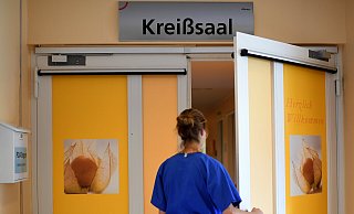 Angehende Geburtshelfer berichten im Hebammenstudium, was sie im Kreißsaal erleben. - Britta Pedersen/dpa Angehende Geburtshelfer berichten im Hebammenstudium, was sie im Kreißsaal erleben. - Britta Pedersen/dpa