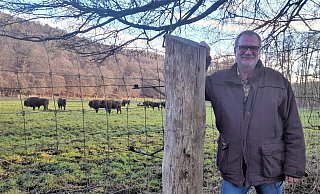 Johannes Thonemann am Wisent-Gehege in Hardehausen – ein Ort, der ihn seit der Kindheit begleitet. - Simone Flörke Johannes Thonemann am Wisent-Gehege in Hardehausen – ein Ort, der ihn seit der Kindheit begleitet. - Simone Flörke
