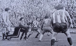 Das Spiel seines Lebens: Dieter Pries (2. v. l.) scheitert im August 1972 auf der Alm an Fortuna Kölns Torhüter Wolfgang Fahrian. Die mit 0:4 verloren gegangene Partie aber wird er nie vergessen. - Karl-Heinz Stroese Das Spiel seines Lebens: Dieter Pries (2. v. l.) scheitert im August 1972 auf der Alm an Fortuna Kölns Torhüter Wolfgang Fahrian. Die mit 0:4 verloren gegangene Partie aber wird er nie vergessen. - Karl-Heinz Stroese