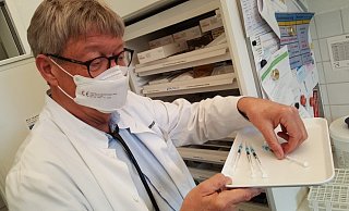 Allgemeinmediziner Rupert Lessman holt die aufgezogenen Spritzen aus dem Kühlschrank. - Dieter Scholz Allgemeinmediziner Rupert Lessman holt die aufgezogenen Spritzen aus dem Kühlschrank. - Dieter Scholz