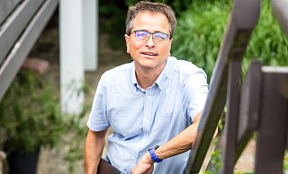 Auf seinem Laptop hat der Borgholzhausener Wolfram Eberhardt etliche Erinnerungen an seine Reise in die Ukraine. - Andre Schneider Auf seinem Laptop hat der Borgholzhausener Wolfram Eberhardt etliche Erinnerungen an seine Reise in die Ukraine. - Andre Schneider