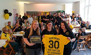 Zum Jubiläum überbrachte die BVB-Fanbeauftragte Petra Stücker (M.) die Glückwunsche und Geschenke von Borussia Dortmund an den BVB Fanclub "Die Germanen kommen", Alessa Reiß (l.) und Sandra Tegeler freute sich über die Urkunde und das Trikot. - Yvonne Gottschlich Zum Jubiläum überbrachte die BVB-Fanbeauftragte Petra Stücker (M.) die Glückwunsche und Geschenke von Borussia Dortmund an den BVB Fanclub "Die Germanen kommen", Alessa Reiß (l.) und Sandra Tegeler freute sich über die Urkunde und das Trikot. - Yvonne Gottschlich