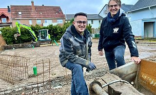 Karmand Tofiq (l.) kann auf den Baustellen von Wegener, wie hier in Borchen, kräftig zupacken. Co-Geschäftsführer Christoph Wegener ist froh, den 27-Jährigen im Team zu haben. Der Betrieb hat noch einiges mit ihm vor. - Jens Reddeker Karmand Tofiq (l.) kann auf den Baustellen von Wegener, wie hier in Borchen, kräftig zupacken. Co-Geschäftsführer Christoph Wegener ist froh, den 27-Jährigen im Team zu haben. Der Betrieb hat noch einiges mit ihm vor. - Jens Reddeker