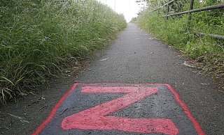 In ganz OWL sind bereits Z-Symbole an Wände oder auf Straßen geschmiert worden, wie hier in Löhne (Kreis Herford). Das Zeichen gilt als Billigung des russischen Angriffskrieges in der Ukraine. - Ulf Hanke In ganz OWL sind bereits Z-Symbole an Wände oder auf Straßen geschmiert worden, wie hier in Löhne (Kreis Herford). Das Zeichen gilt als Billigung des russischen Angriffskrieges in der Ukraine. - Ulf Hanke