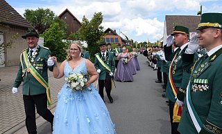 Das Herbramer Königspaar Elmar und Sabrina Koch beim großen Festumzug. - Heimatschutzverein Herbram Das Herbramer Königspaar Elmar und Sabrina Koch beim großen Festumzug. - Heimatschutzverein Herbram