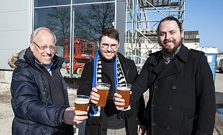 Prost zur Halbzeit-Feier: Oberbürgermeister Pit Clausen (von links), Jungunternehmer Mike Cacic und sein Braumeister Sebastian Hinz stoßen vor der neuen gläsernen Braumanufaktur mit frisch gezapftem Flutlicht an. - Joerg Dieckmann Prost zur Halbzeit-Feier: Oberbürgermeister Pit Clausen (von links), Jungunternehmer Mike Cacic und sein Braumeister Sebastian Hinz stoßen vor der neuen gläsernen Braumanufaktur mit frisch gezapftem Flutlicht an. - Joerg Dieckmann