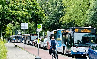 Radelnd vorbei an der Schlange aus Bussen und Autos. - Stefan Becker Radelnd vorbei an der Schlange aus Bussen und Autos. - Stefan Becker