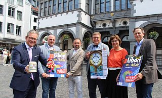 Bürgermeister Michael Dreier (v. l.), David Luedtke und Marc Petter (Vorstand Schaustellervereinigung Paderborn), Thomas Throenle (Erzbischöfliches Generalvikariat), Brunhilde Konersmann (stv. Vorsitzende Ausschuss für Märkte und Feuerwehr) sowie Jens Reinhardt (Leiter Amt für Öffentlichkeitsarbeit und Stadtmarketing). - Viktoria Bartsch Bürgermeister Michael Dreier (v. l.), David Luedtke und Marc Petter (Vorstand Schaustellervereinigung Paderborn), Thomas Throenle (Erzbischöfliches Generalvikariat), Brunhilde Konersmann (stv. Vorsitzende Ausschuss für Märkte und Feuerwehr) sowie Jens Reinhardt (Leiter Amt für Öffentlichkeitsarbeit und Stadtmarketing). - Viktoria Bartsch