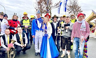 Das Prinzenpaar der Blau-Weißen, Julia Schlüter, die Schwungvolle, und Florian Berhorst, der Musikalische inmitten der Musiker der Musikvereine aus Thüle und Scharmede. - Carola Drabon Das Prinzenpaar der Blau-Weißen, Julia Schlüter, die Schwungvolle, und Florian Berhorst, der Musikalische inmitten der Musiker der Musikvereine aus Thüle und Scharmede. - Carola Drabon