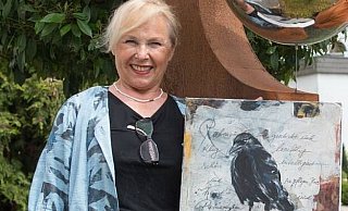 Große Tierfreundin und Rabenvogel-Expertin: Liane Przybilla hat sich auch künstlerisch ihren schwarzen Lieblingen verschrieben. - Ralf Bittner Große Tierfreundin und Rabenvogel-Expertin: Liane Przybilla hat sich auch künstlerisch ihren schwarzen Lieblingen verschrieben. - Ralf Bittner
