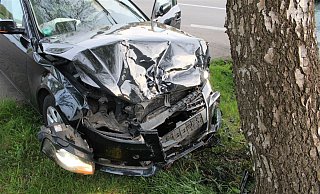 Der Audi wurde nach der Kollision gegen einen Baum geschleudert. - Polizei Minden-Lübbecke Der Audi wurde nach der Kollision gegen einen Baum geschleudert. - Polizei Minden-Lübbecke