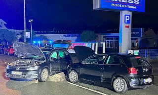 Beim Zusammenstoß zweier Personenwagen auf der Neuhäuser Straße blieben alle drei Insassen unverletzt. - Ralph Meyer Beim Zusammenstoß zweier Personenwagen auf der Neuhäuser Straße blieben alle drei Insassen unverletzt. - Ralph Meyer