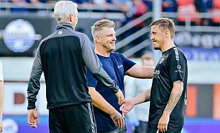 SCP-Coach reicht seinem Neuzugang Max Kruse nach Spielschluss die Hand. Links ist Paderborns Co-Trainer Frank Kaspari zu sehen. - Besim Mazhiqi SCP-Coach reicht seinem Neuzugang Max Kruse nach Spielschluss die Hand. Links ist Paderborns Co-Trainer Frank Kaspari zu sehen. - Besim Mazhiqi