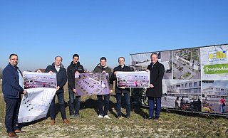 Frank Malik (v. l.), Architekt Martin Brockmeyer, Philipp Fecke, Jörg Stratmann und Philipp Rieländer freuen sich über den Zuschlag für den Elli-Markt im neuen Wohnquartier Springbach Höfe. Paderborns Bürgermeister Michael Dreier (r.) lobt die Ausrichtung des künftigen Nahversorgers. - Mark Heinemann Frank Malik (v. l.), Architekt Martin Brockmeyer, Philipp Fecke, Jörg Stratmann und Philipp Rieländer freuen sich über den Zuschlag für den Elli-Markt im neuen Wohnquartier Springbach Höfe. Paderborns Bürgermeister Michael Dreier (r.) lobt die Ausrichtung des künftigen Nahversorgers. - Mark Heinemann