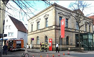 Für die Löscharbeiten in der Sparkasse Steinheim musste der Ring für den Verkehr voll gesperrt werden. - Feuerwehr Steinheim Für die Löscharbeiten in der Sparkasse Steinheim musste der Ring für den Verkehr voll gesperrt werden. - Feuerwehr Steinheim
