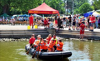 Die DLRG schipperte mit den jungen Gästen und ihren Eltern auf dem auf dem Teich im Steinmeisterpark einmal um die Insel. - Gerald Dunkel Die DLRG schipperte mit den jungen Gästen und ihren Eltern auf dem auf dem Teich im Steinmeisterpark einmal um die Insel. - Gerald Dunkel