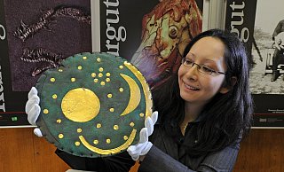 Auch die weltweit bekannte, 3.600 Jahre alte Himmelsscheibe von Nebra – 1999 gefunden – ist Thema eines Vortrags. - dpa Auch die weltweit bekannte, 3.600 Jahre alte Himmelsscheibe von Nebra – 1999 gefunden – ist Thema eines Vortrags. - dpa