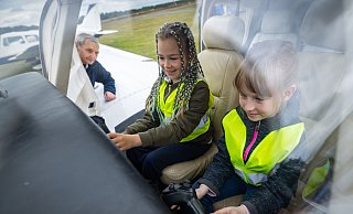 Uljana und Anastasia im Cockpit, Pilot Gerd Eichberg dahinter (v.l.) - er schenkt den Kindern ein besonderes Erlebnis. - Sarah Jonek Fotografie Uljana und Anastasia im Cockpit, Pilot Gerd Eichberg dahinter (v.l.) - er schenkt den Kindern ein besonderes Erlebnis. - Sarah Jonek Fotografie
