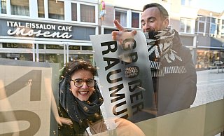 Zwei Mitarbeiter plakatieren den Räumungsverkauf bei Klingemann an den Schaufensterscheiben. - Thomas Kube Zwei Mitarbeiter plakatieren den Räumungsverkauf bei Klingemann an den Schaufensterscheiben. - Thomas Kube