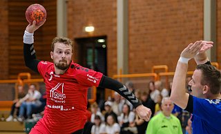 Maurice Cahsel (am Ball) und die Senner siegten in Mennighüffen klar. - Foto: Andreas Zobe/NW Maurice Cahsel (am Ball) und die Senner siegten in Mennighüffen klar. - Foto: Andreas Zobe/NW
